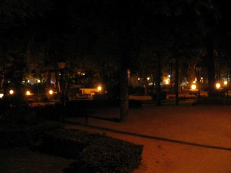 Le parc principal, la nuit.